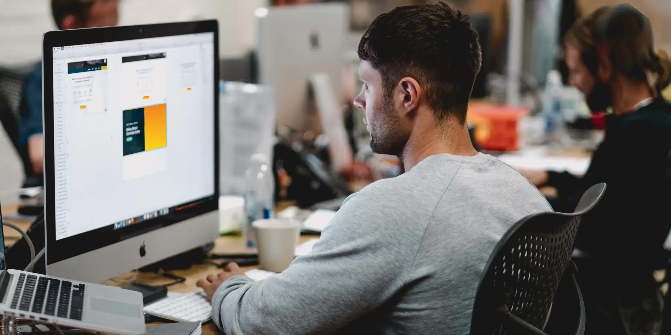 Illustration d'un casque audio et d'un micro représentant le support client et la prise de contact. Wellbek